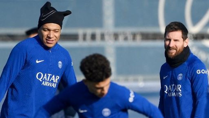 Paris Saint-Germains French forward Kylian Mbappe (L) and Paris Saint-Germains Argentine forward Lionel Messi take part in a training session in Saint-Germain-en-Laye, west of Paris on February 13, 2023, on the eve of the UEFA Champions League round of Last 16 First leg football match against FC Bayern Munich. (Photo by FRANCK FIFE / AFP)