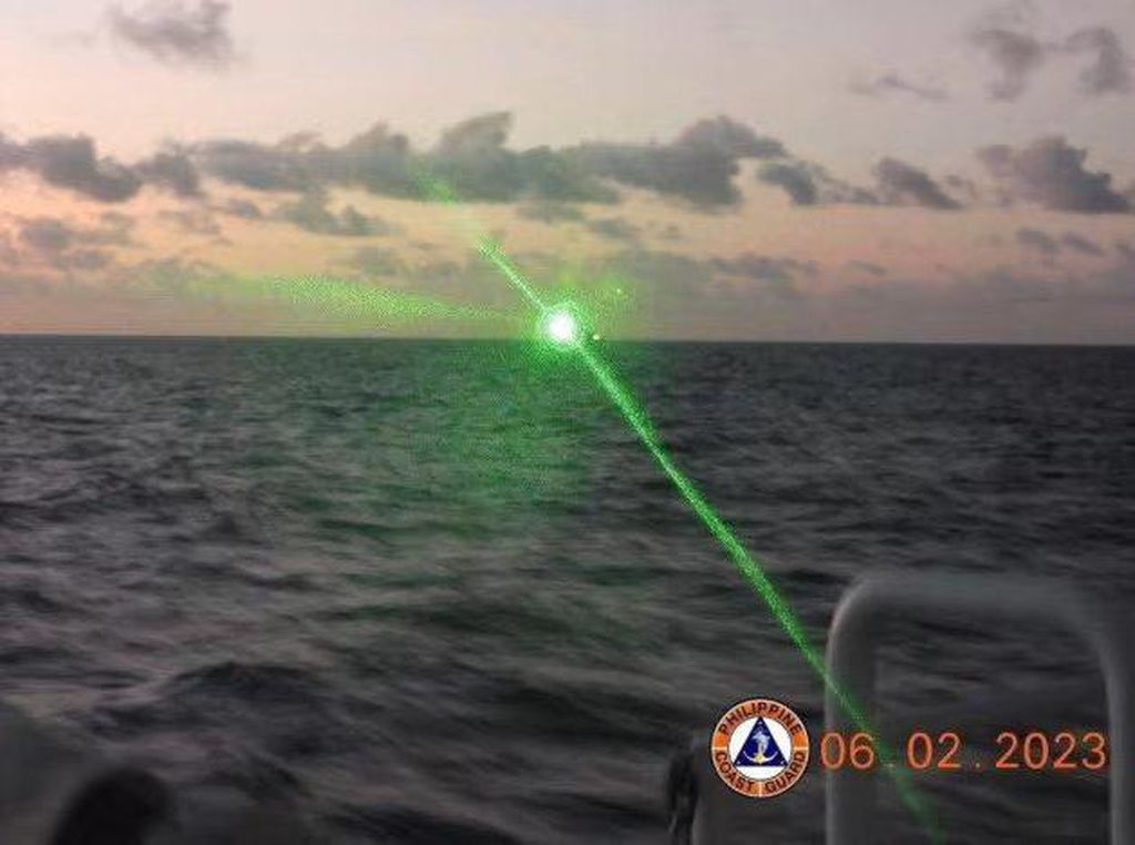 Filipina Tuduh China Sorotkan Laser ke Kapalnya di Laut China Selatan Filipina Tuduh China Sorotkan Laser ke Kapalnya di Laut China Selatan