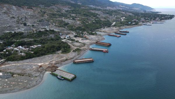 Foto Udara Aktivitas Tambang Galian C di Teluk Palu
