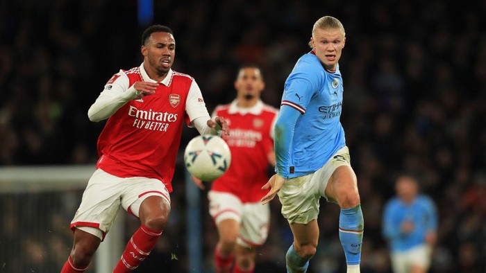 MANCHESTER, ENGLAND - JANUARY 27: Erling Haaland of Manchester City and Gabriel Dos Santos of Arsenal in action during the Emirates FA Cup Fourth Round match between Manchester City and Arsenal at Etihad Stadium on January 27, 2023 in Manchester, England. (Photo by Matt McNulty - Manchester City/Manchester City FC via Getty Images)