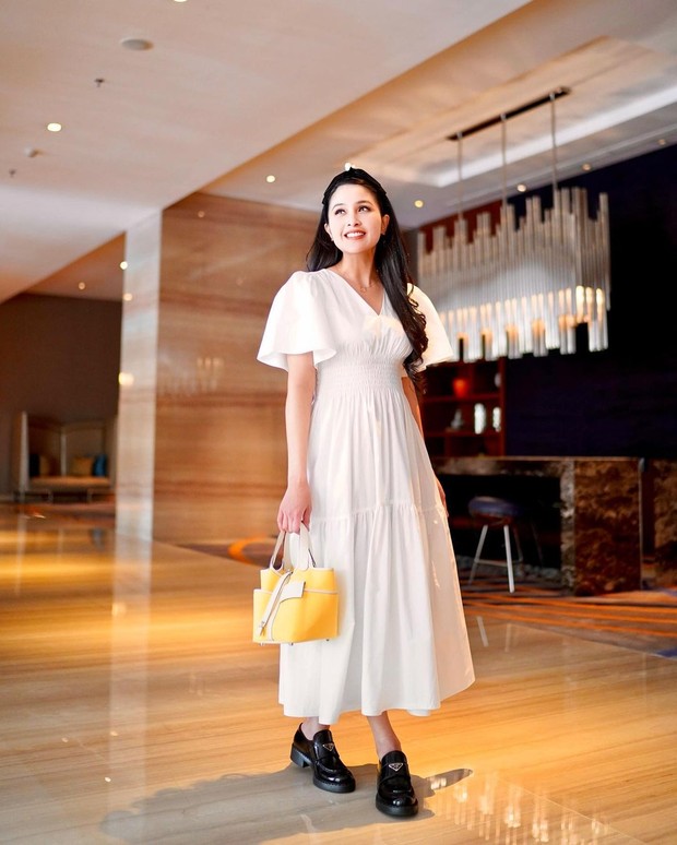 Gaya feminin Sandra Dewi. Foto: Instagram.com/sandradewi88