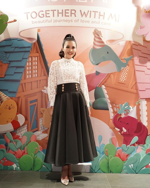 Gaya feminin Sandra Dewi. Foto: Instagram.com/sandradewi88