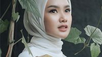 8 Foto Transformasi Gaya Hijab Cita Citata, Kini Terlihat Poni dan Leher