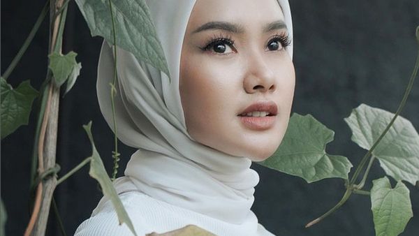 8 Foto Transformasi Gaya Hijab Cita Citata, Kini Terlihat Poni dan Leher