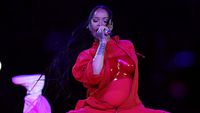 Foto: Gaya Rihanna Pamer Perut Hamil di Super Bowl 2023, Pakai Bra Unik