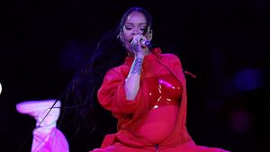 Foto: Gaya Rihanna Pamer Perut Hamil di Super Bowl 2023, Pakai Bra Unik