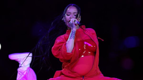Foto: Gaya Rihanna Pamer Perut Hamil di Super Bowl 2023, Pakai Bra Unik