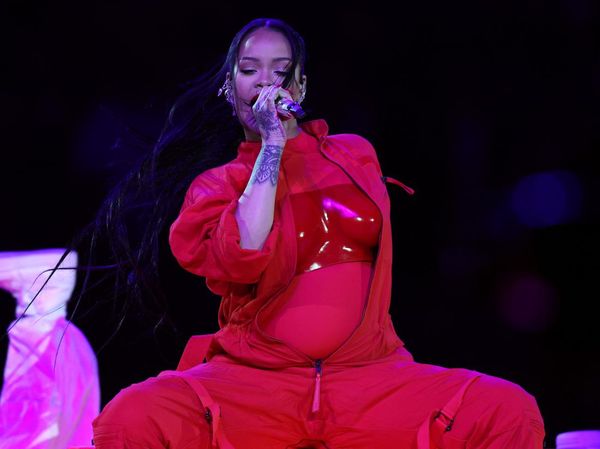 Foto: Gaya Rihanna Pamer Perut Hamil di Super Bowl 2023, Pakai Bra Unik