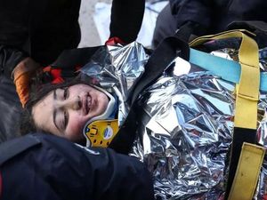 Ajaib! Bayi 7 Bulan Selamat Usai Terjebak Reruntuhan 139 Jam