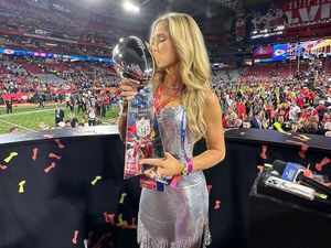 Potret Cantik Pewaris NFL yang Gaya Seksinya Jadi Viral di SuperBowl 2023 Potret Cantik Pewaris NFL yang Gaya Seksinya Jadi Viral di SuperBowl 2023