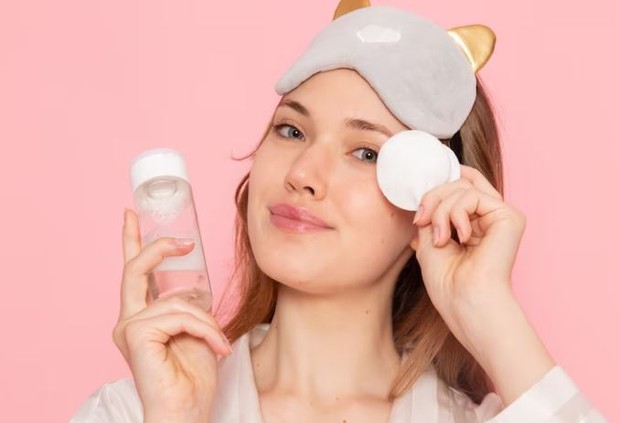 Hapus makeup/ foto: Freepik/ KamranAydinov Perempuan habis menghapus makeup di wajahnya