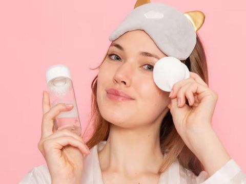 Perempuan habis menghapus makeup di wajahnya