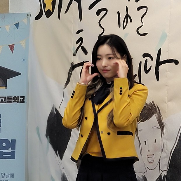 Hi-L Yeseul di hari kelulusannya / Foto : twitter.com/korea_odyssey