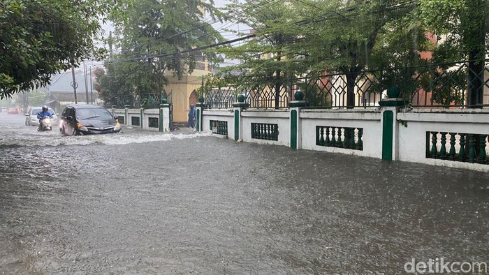 Jalan Pendidikan 1, Rappocini, Makassar terendam banjir.