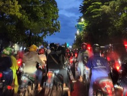 Genangan Air Imbas Hujan Deras Macetkan Sejumlah Ruas Jalan di Surabaya
