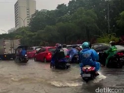 Lalin di Depan Kantor Gubernur Sulsel Macet Parah gegara Banjir