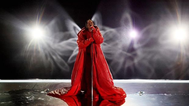 Football - NFL - Super Bowl LVII - Half-Time Show - State Farm Stadium, Glendale, Arizona, United States - February 12, 2023 Rihanna performs during the halftime show REUTERS/Brendan Mcdermid