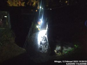 Hujan Deras Putus Jembatan Penghubung Dua Desa di Blitar