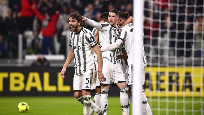 Juventus Adrien Rabiot, right, celebrates scoring a goal with teammates during the Serie A soccer match between Juventus and Fiorentina, at the Allianz stadium in Turin, Italy, Sunday Feb. 12, 2023. (Fabio Ferrari/LaPresse via AP)