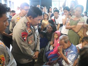 Kapolda Sulsel Terima Keluhan Korban Banjir Makassar di Lokasi Pengungsian