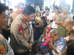 Kapolda Sulsel Terima Keluhan Korban Banjir Makassar di Lokasi Pengungsian