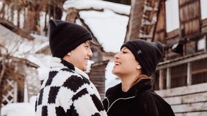 8 Foto Mesra Awkarin & Pacar Baru yang Tengah Liburan Bareng ke Jepang