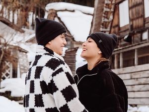 8 Foto Mesra Awkarin & Pacar Baru yang Tengah Liburan Bareng ke Jepang