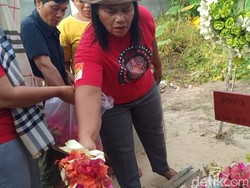 Keluarga Gelar Doa di Makam Yosua saat Sidang Vonis Ferdy Sambo