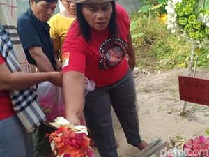 Keluarga Gelar Doa di Makam Yosua saat Sidang Vonis Ferdy Sambo Keluarga Gelar Doa di Makam Yosua saat Sidang Vonis Ferdy Sambo