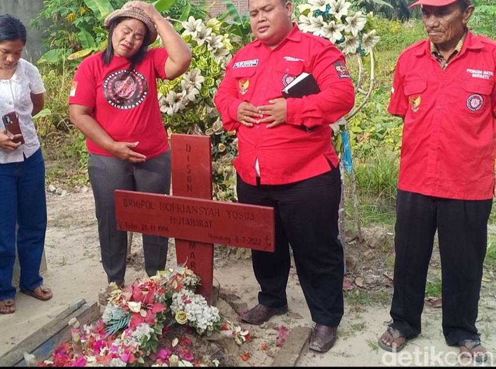 Jelang Vonis Sambo, Keluarga Yosua Doa Bersama di Makam