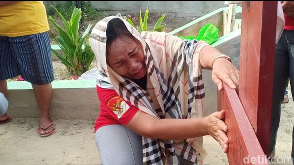 Tangis Keluarga di Makam Yosua Jelang Vonis Sambo