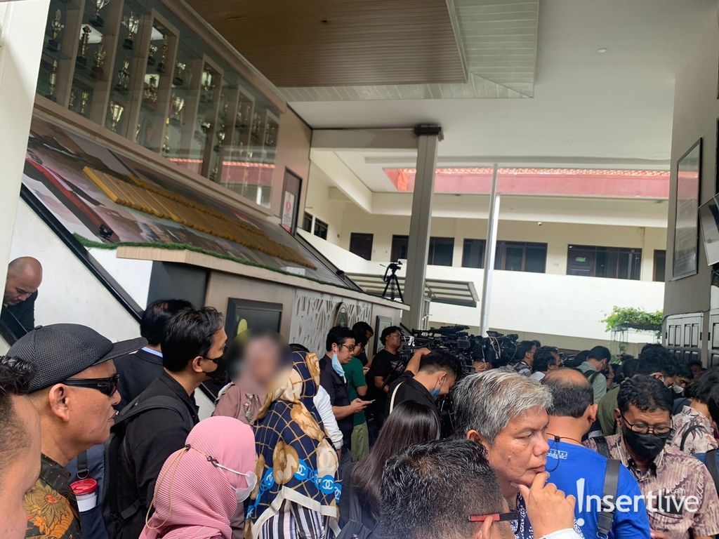 Keluh Kesah Emak-emak di Sidang Vonis Sambo: Dari Pagi Nggak Boleh Masuk!