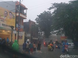 Sejumlah Motor Nekat Terobos Banjir di Makassar Mogok