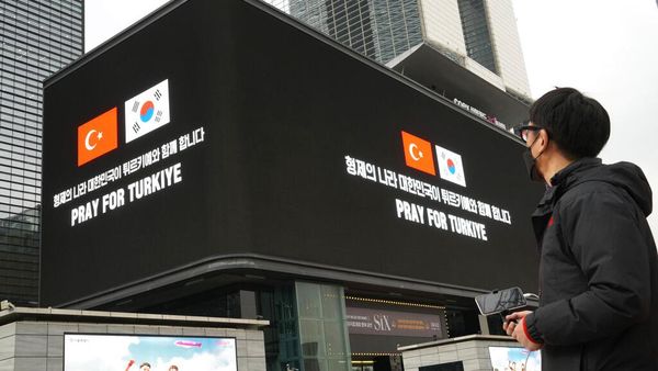 Korsel Pajang Papan Reklame di Seoul untuk Bantu Korban Gempa Turki