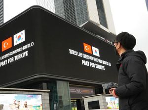 Korsel Pajang Papan Reklame di Seoul untuk Bantu Korban Gempa Turki Korsel Pajang Papan Reklame di Seoul untuk Bantu Korban Gempa Turki