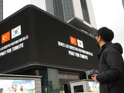 Korsel Pajang Papan Reklame di Seoul untuk Bantu Korban Gempa Turki