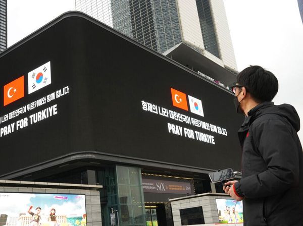 Korsel Pajang Papan Reklame di Seoul untuk Bantu Korban Gempa Turki
