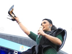 Gaya Krisdayanti Nyeker saat Manggung Curi Atensi, Heels Dilempar ke Penonton