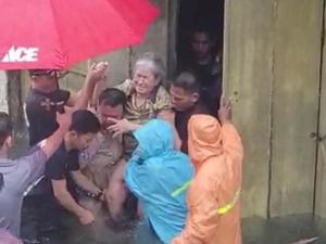 Banjir Rendam Makassar, 5 Lansia di Jalan Nusantara Dievakuasi