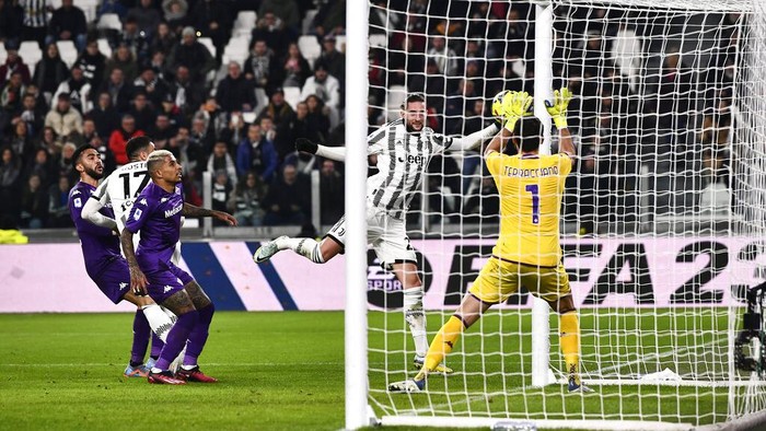 Juventus Adrien Rabiot, center, scores a goal during the Serie A soccer match between Juventus and Fiorentina, at the Allianz stadium in Turin, Italy, Sunday Feb. 12, 2023. (Fabio Ferrari/LaPresse via AP)