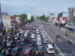 Begini Macet di Kampung Melayu Senin Pagi, Warga Jadi Pusing