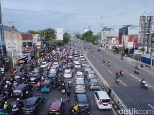 Begini Macet di Kampung Melayu Senin Pagi, Warga Jadi Pusing Begini Macet di Kampung Melayu Senin Pagi, Warga Jadi Pusing