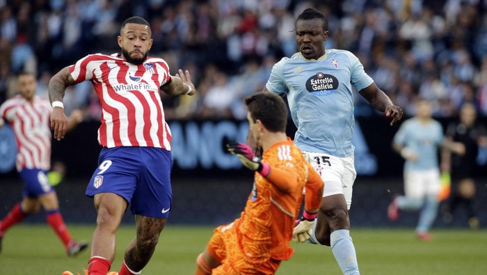 Soccer Football - LaLiga - Celta Vigo v Atletico Madrid - Estadio de Balaidos, Vigo, Spain - February 12, 2023 Atletico Madrids Memphis Depay in action with Celta Vigos Ivan Villar REUTERS/Miguel Vidal