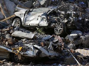 Mobil-mobil Ringsek dan Saling Bertumpuk Akibat Gempa Turki