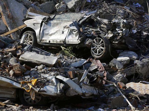 Mobil-mobil Ringsek dan Saling Bertumpuk Akibat Gempa Turki
