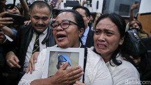 Ibu Yosua Peluk Erat Foto Sang Anak Usai Putri Candrawathi Divonis 20 Tahun