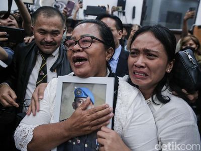 Ibu Yosua Peluk Erat Foto Sang Anak Usai Putri Candrawathi Divonis 20 Tahun