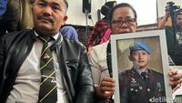 Momen Ibunda Bawa Foto Yosua di Sidang Vonis Ferdy Sambo