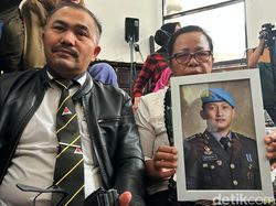 Momen Ibunda Bawa Foto Yosua di Sidang Vonis Ferdy Sambo