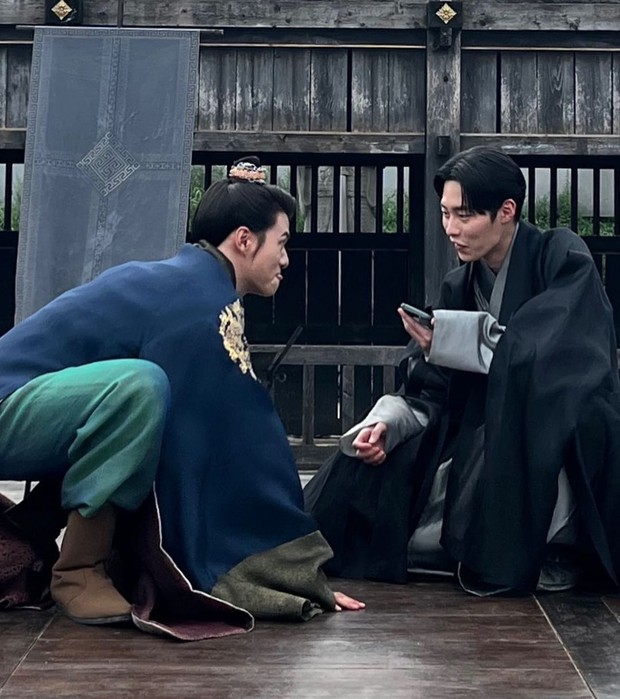 Momen kebersamaan Lee Jae Wook dan Shin Seung Ho Saat Shooting Alchemy of Souls